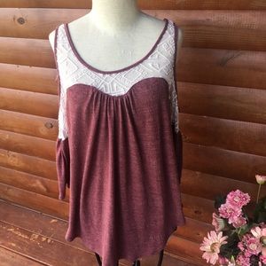 3 for 10$ Umgee cold shoulder top. Medium